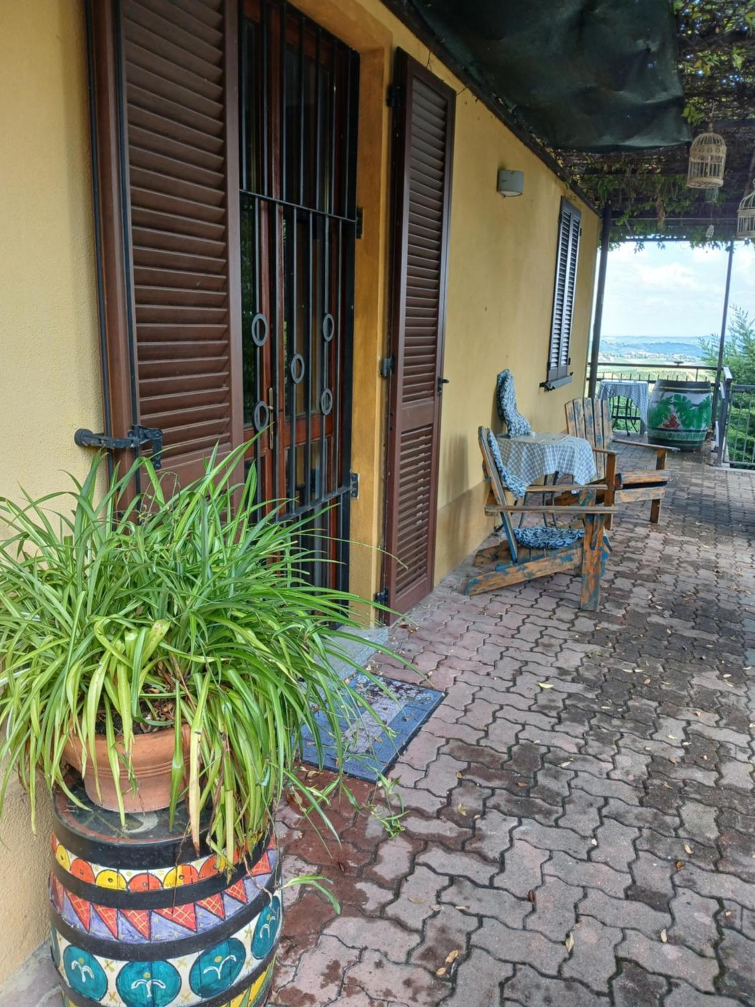 Casa Vacanza Il Colle Del Vento Calosso ภายนอก รูปภาพ